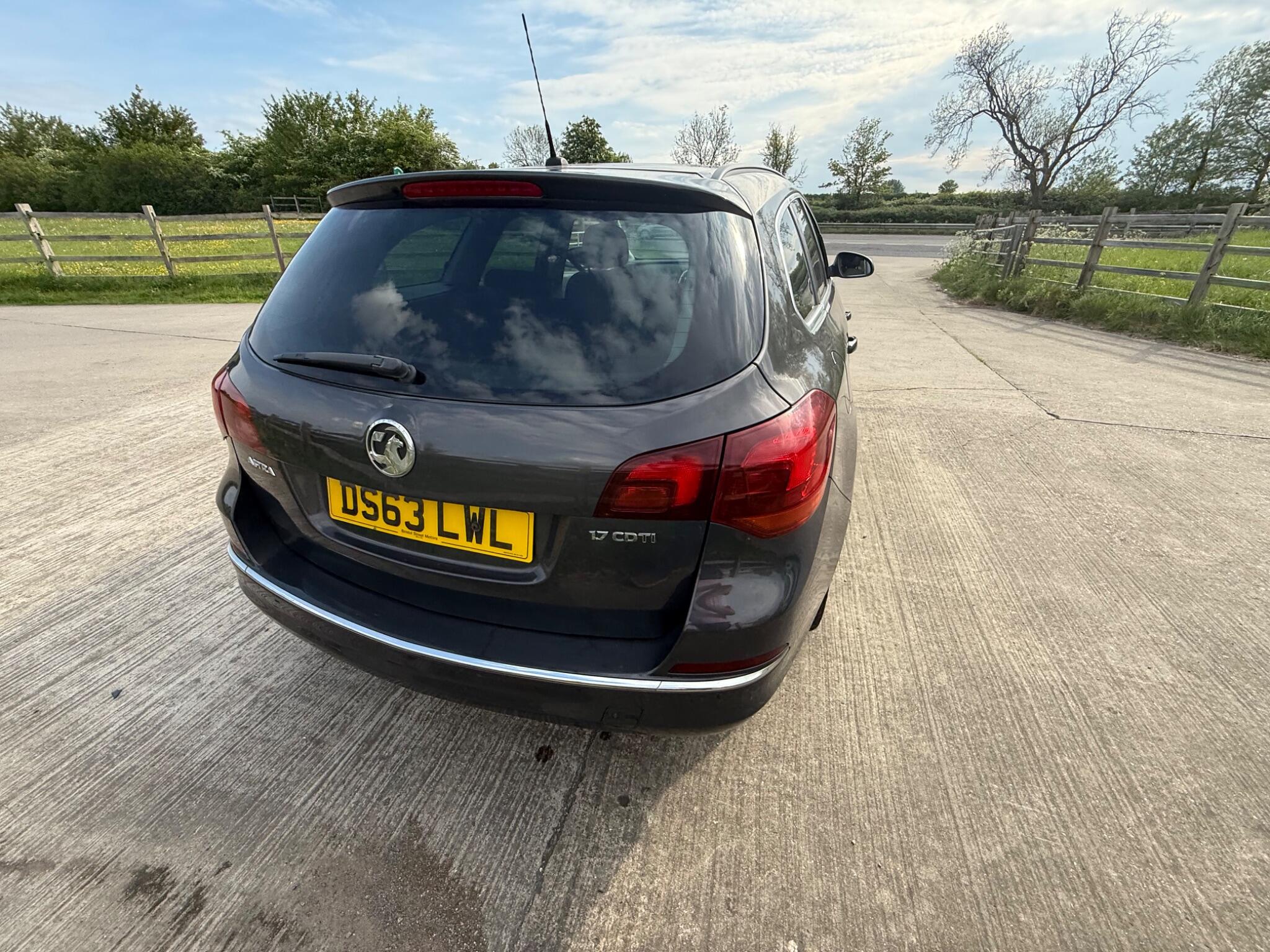 Vauxhall Astra 1.7 CDTi ecoFLEX SRi Sports Tourer Euro 5 5dr — photo 66 of 86